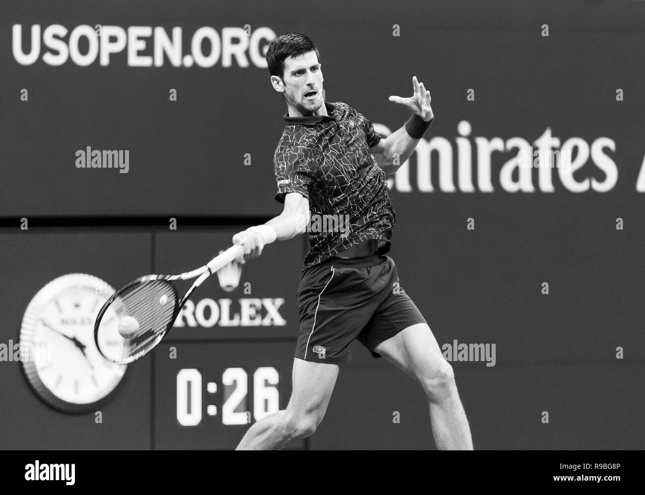 New York, NY - 9 septembre 2018 : Novak Djokovic de Serbie retourne au cours de balle finale unique des hommes de l'US Open 2018 contre Juan Martin del Potro l'Argentine à l'USTA Billie Jean King National Tennis Center Banque D'Images