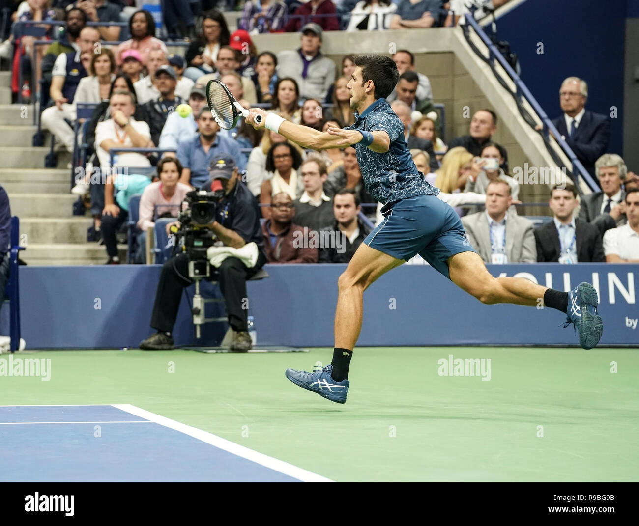 New York, NY - 9 septembre 2018 : Novak Djokovic de Serbie retourne au cours de balle finale unique des hommes de l'US Open 2018 contre Juan Martin del Potro l'Argentine à l'USTA Billie Jean King National Tennis Center Banque D'Images