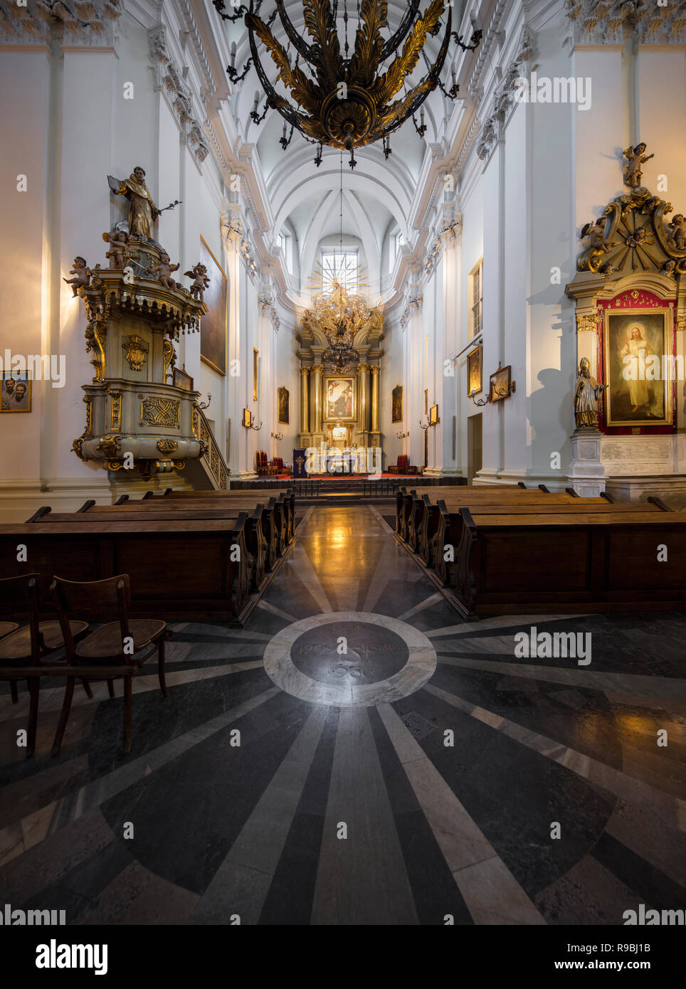 Varsovie, Pologne, Europe, décembre 2018, de l'intérieur de l'Église nef shot de saint François Banque D'Images