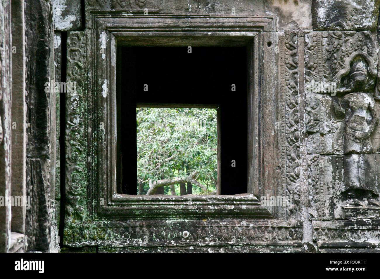 Grâce à la fenêtre windows en ruines en pierre du Cambodge Banque D'Images