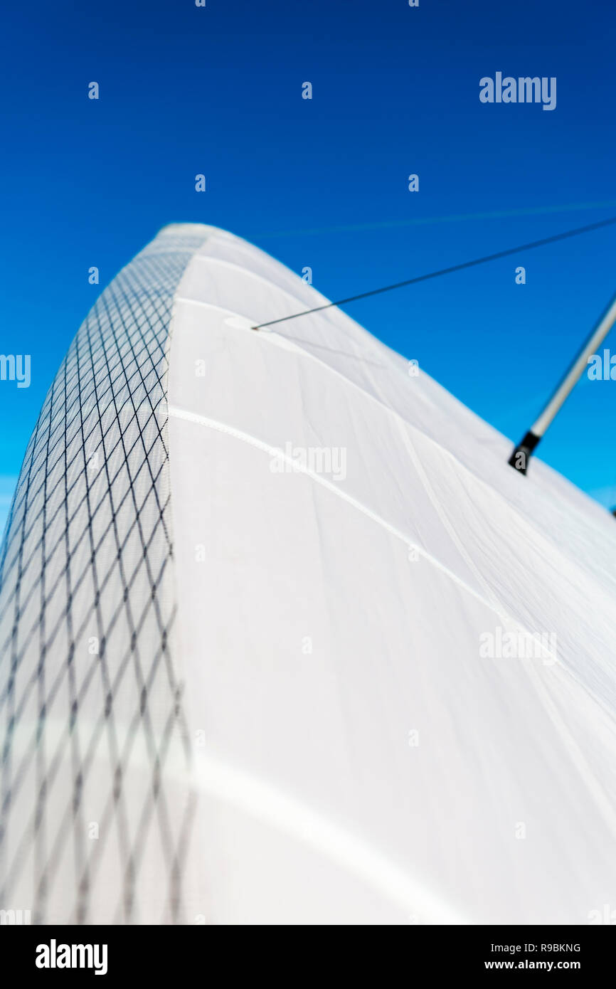 Le grand angle d'affichage détaillé de la surface de roulement d'un cerf-volant blanc planeur contre un ciel bleu estival sur le Tegelberg en Bavière. Banque D'Images