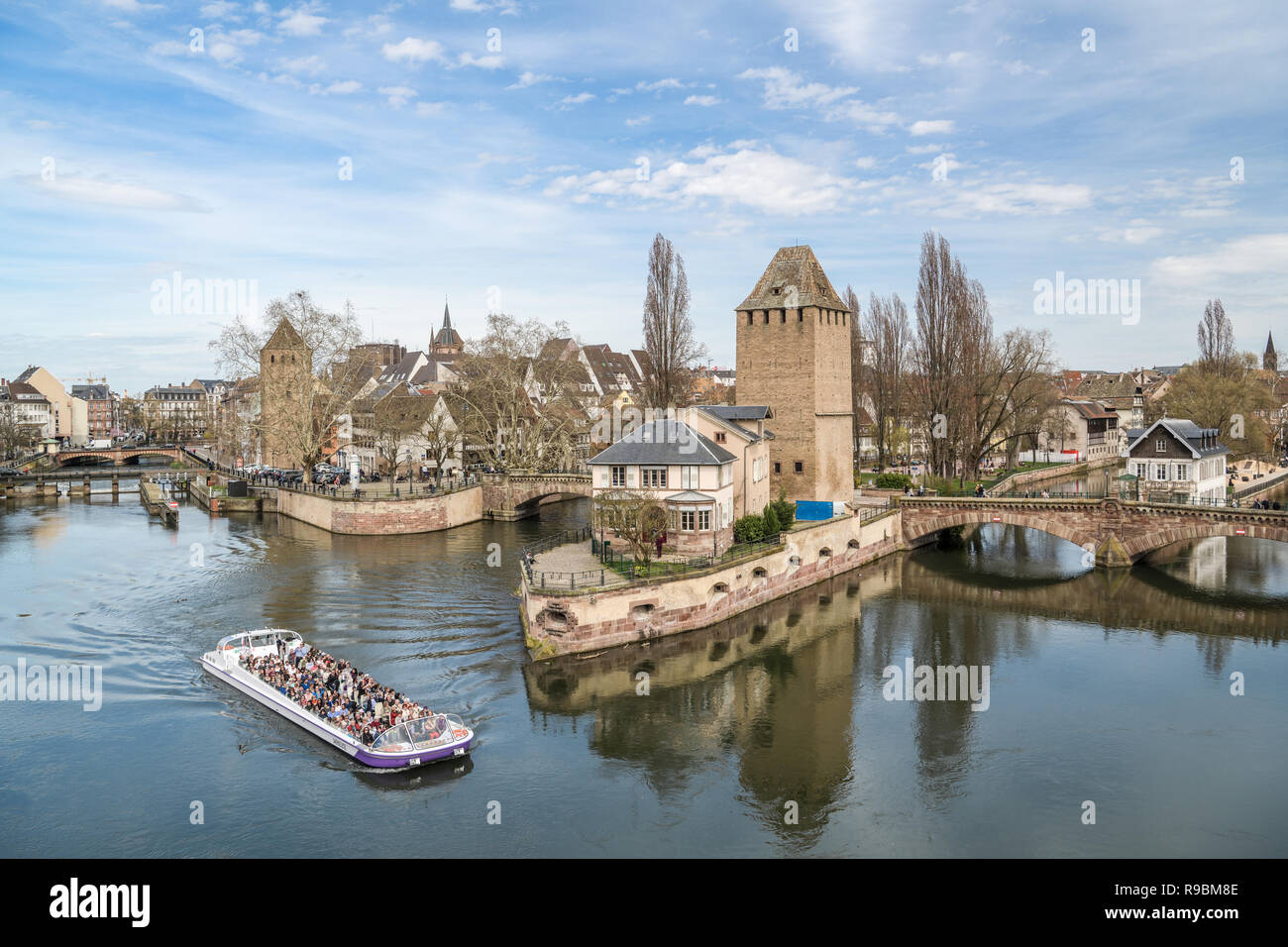 STRASBOURG, FRANCE - 03 avril 2018 : bateau de croisière sur le canal d'eau près de la Petite France à Strasbourg, en France, au printemps 2018 Banque D'Images