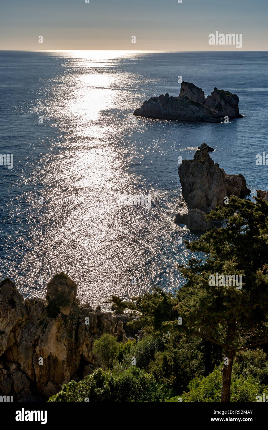 Le calme, la lumière du soleil du printemps de l'Europe formé par voie de réflexion de la lumière du soleil dans l'eau cristalline de la mer Ionienne, Corfou, l'île de Corfou, Grèce. Peu de sourire islan Banque D'Images