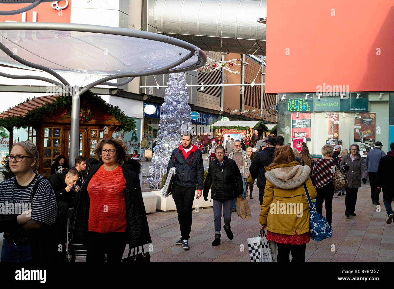 Les centres commerciaux, Basingstoke, Hampshire, Angleterre, Royaume-Uni. En décembre 2018. Les acheteurs de Noël dans la zone piétonne de la ville de Basingstoke centre. Banque D'Images