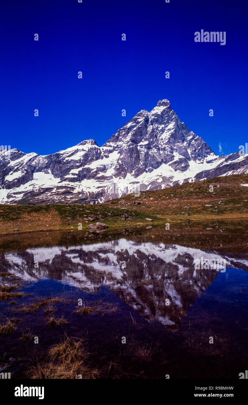 Le Mont Cervin ou Matterhorn se reflétant dans un lac alpin, de la vallée d'aoste, Italie Banque D'Images