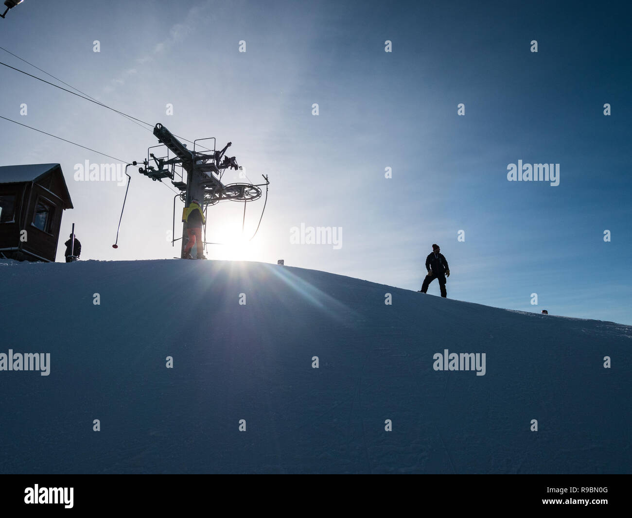 L'homme et pylône de platter téléski, Czorsztyn Ski Resort, le sud de la Pologne Banque D'Images