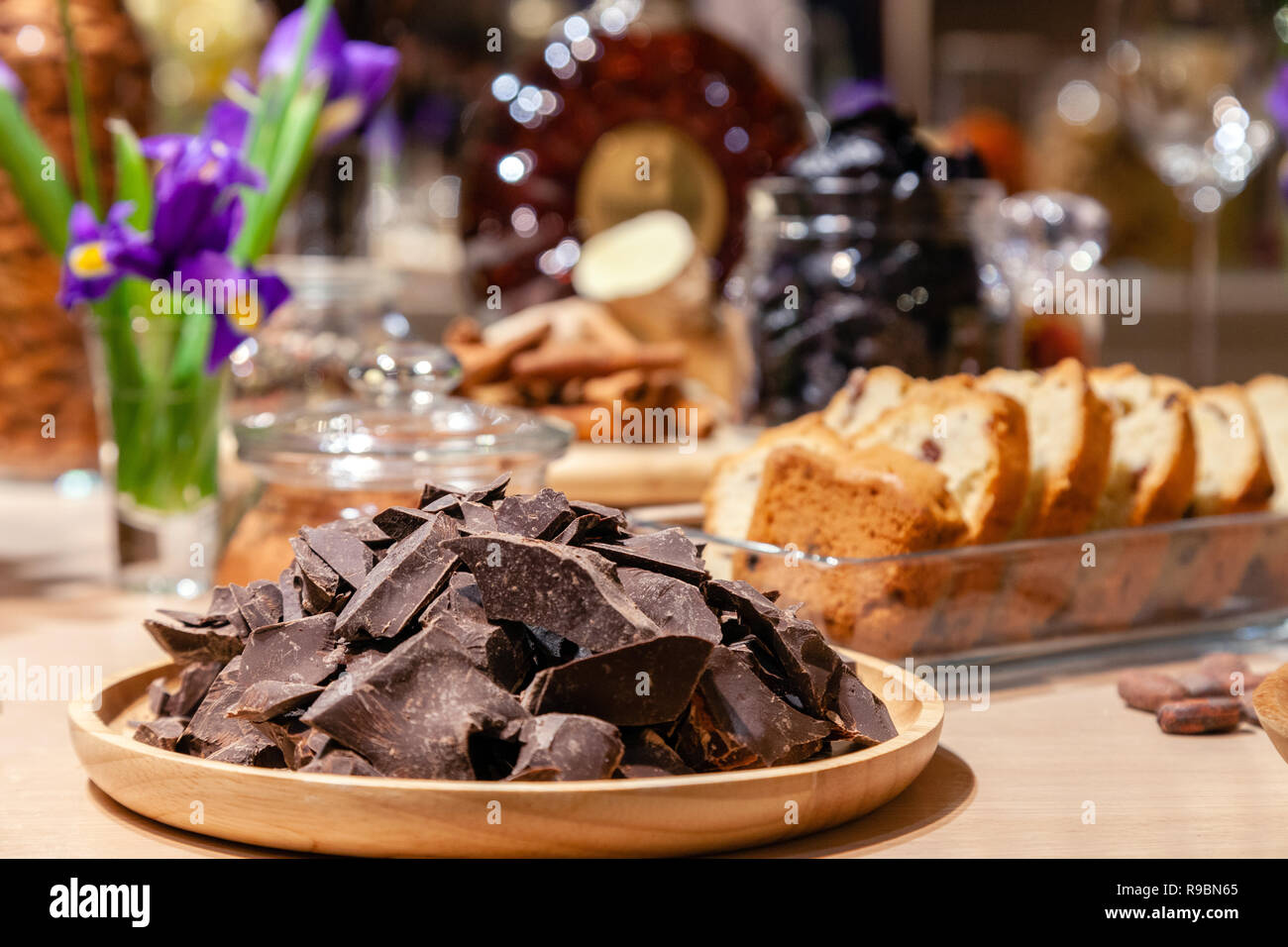 Russie Kemerovo Region 16 11 18 Luxe Degustation Cognac Remy Martin Xo A L Ouverture Du Magasin De Vetements Des Collations Des Fruits Secs Des Fleurs Iris Chocolat Noir Pieces Photo Stock Alamy