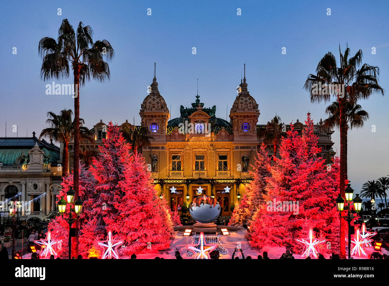 La France. Principauté de Monaco (98). Décoration de Noël en face de Casino de Monte-Carlo Banque D'Images