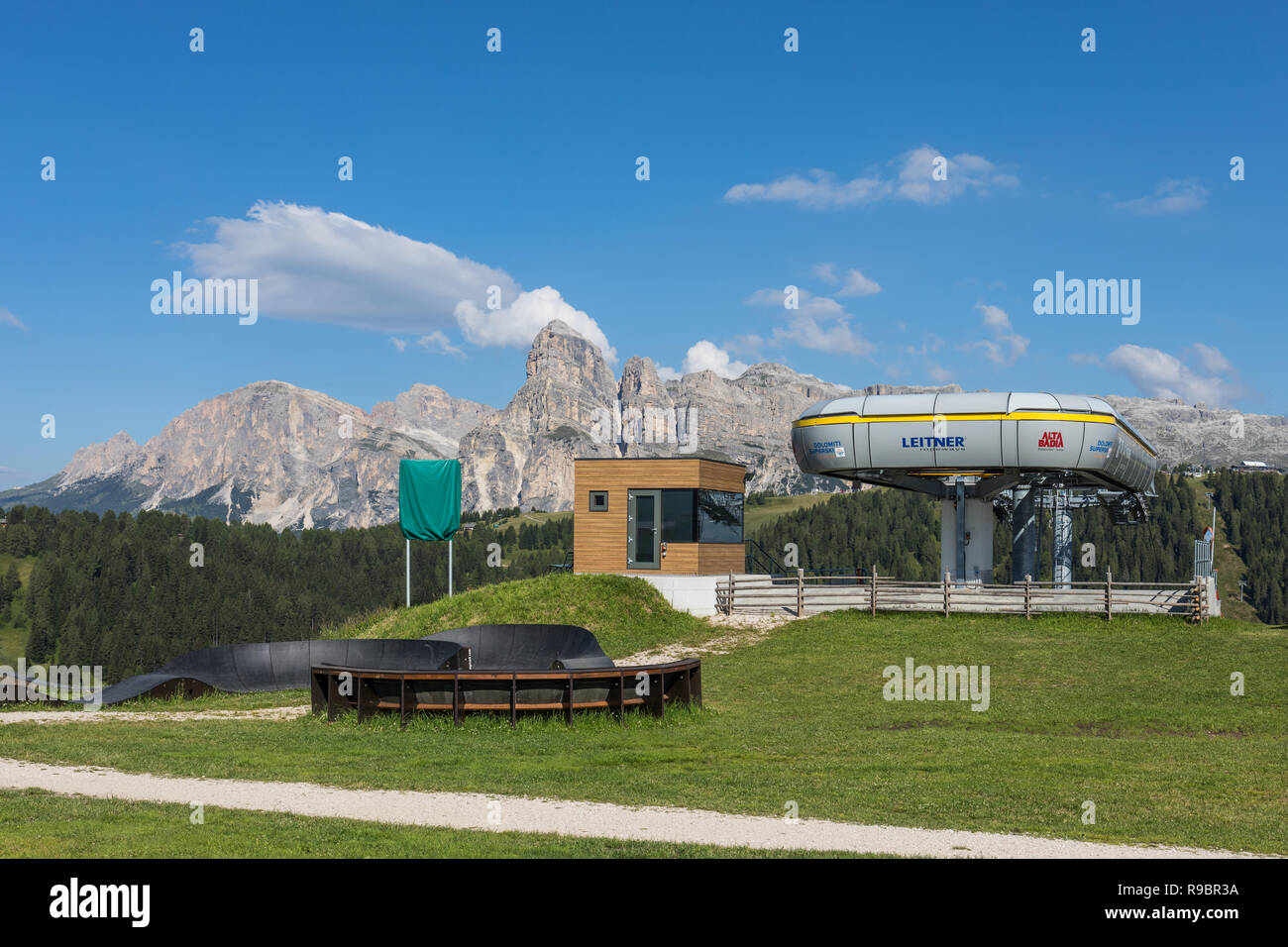 La station de ski télésiège ou en été, l'Alta Badia ski en été, Dolomites, Italie Banque D'Images