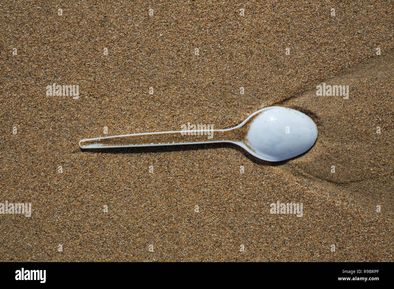 Cuillère en plastique jetés sur plage, à Durban, le KwaZulu-Natal, Afrique du Sud Banque D'Images