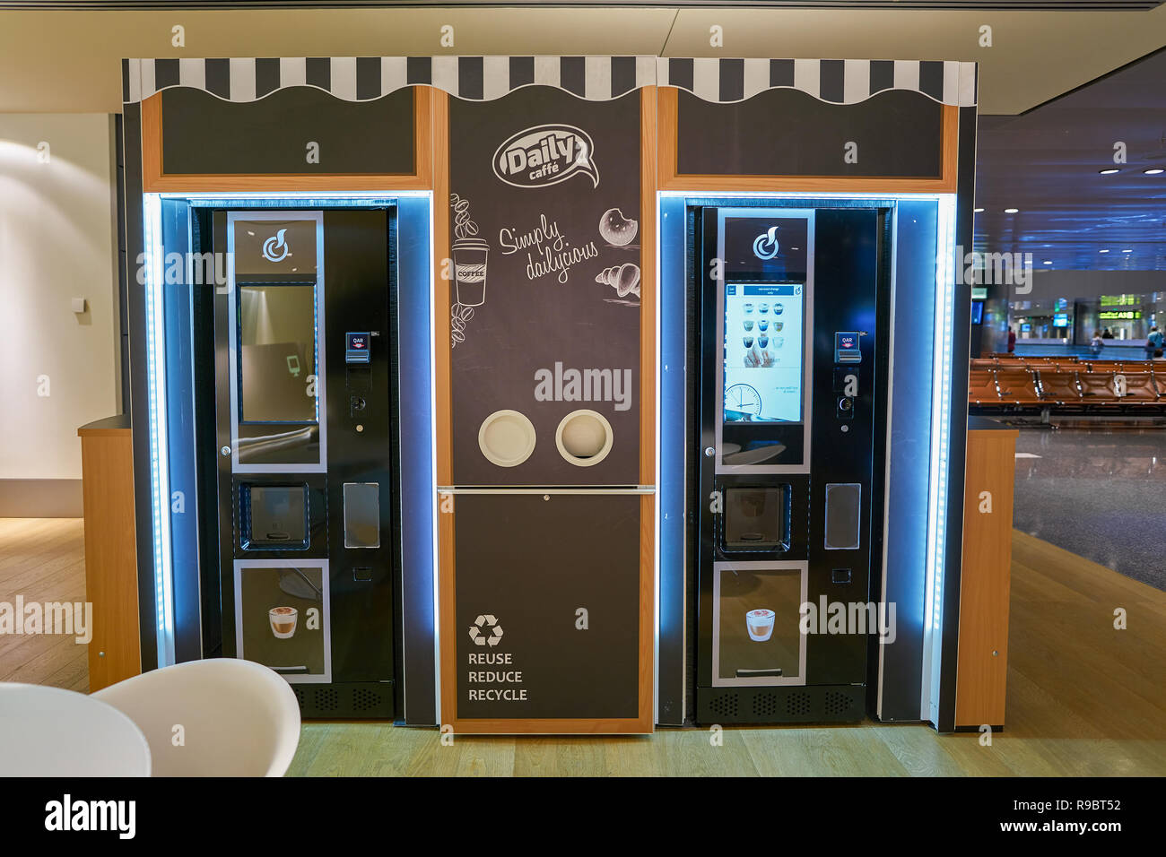 DOHA, QATAR - circa 2017 MAI : le café kiosque à Hamad Aéroport ...
