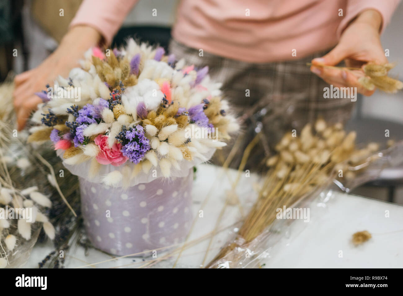Le Processus De Faire Un Bouquet Bouquet Coloré De