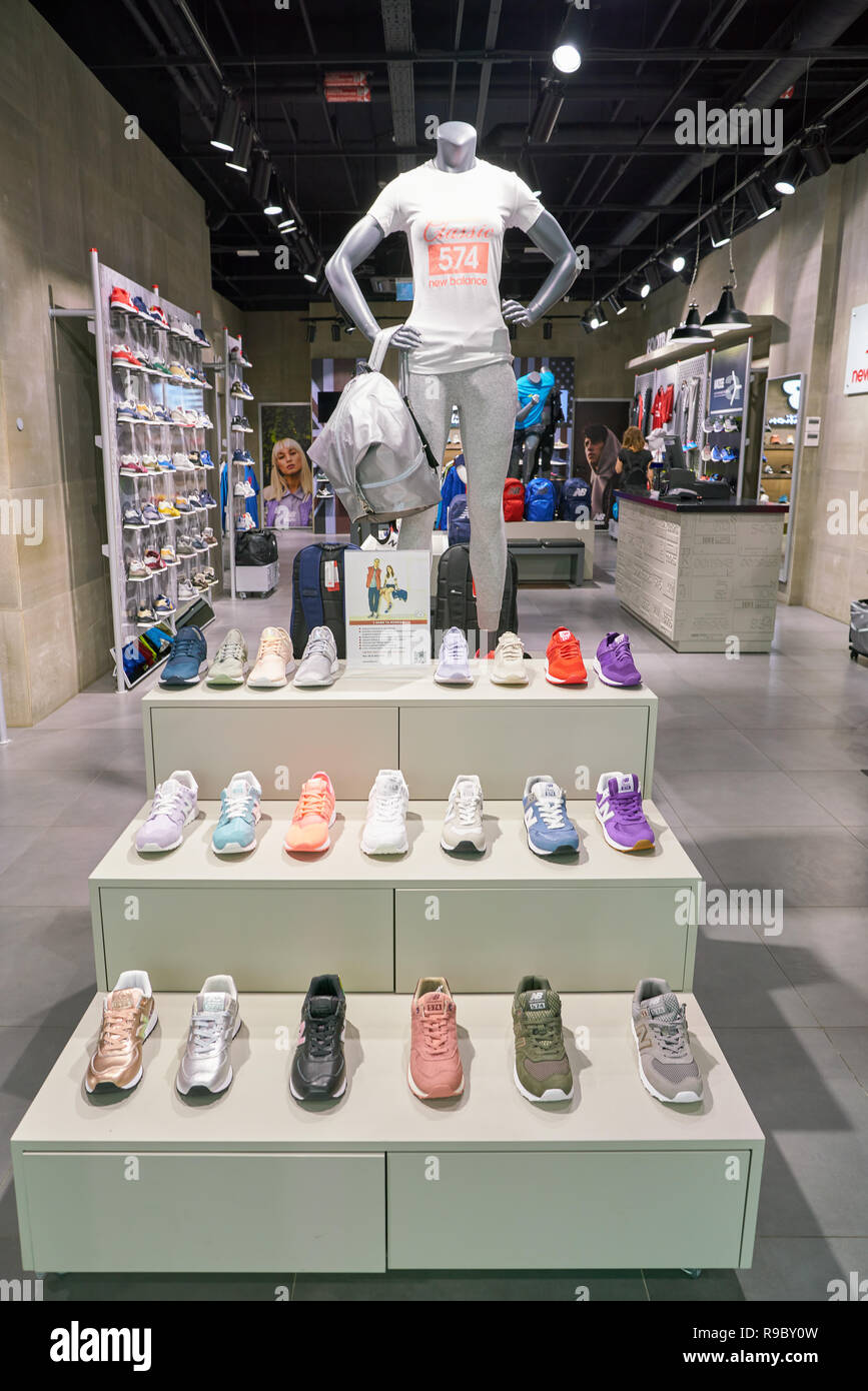 SAINT PETERSBURG, RUSSIE - circa 2018, mai : interior shot of New Balance  magasin dans le centre commercial Galeria Photo Stock - Alamy