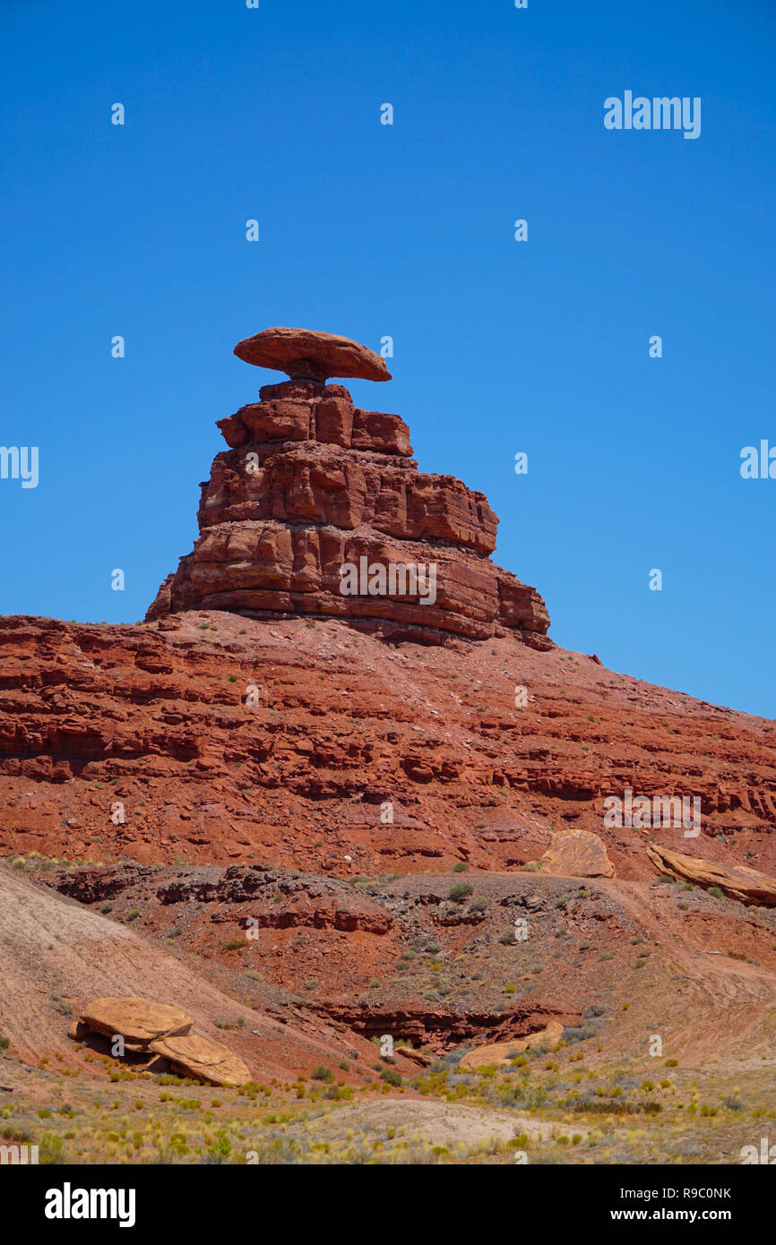 Formation en pierre dans la vallée des dieux dans l'Utah, USA pendant l'été, avec du bleu, ciel nuageux Banque D'Images