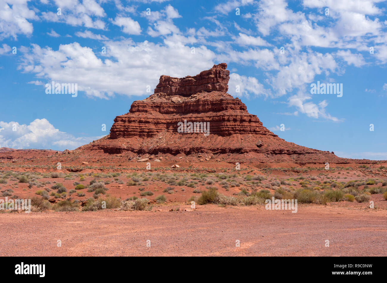 Formation en pierre dans la vallée des dieux dans l'Utah, USA pendant l'été, avec du bleu, ciel nuageux Banque D'Images