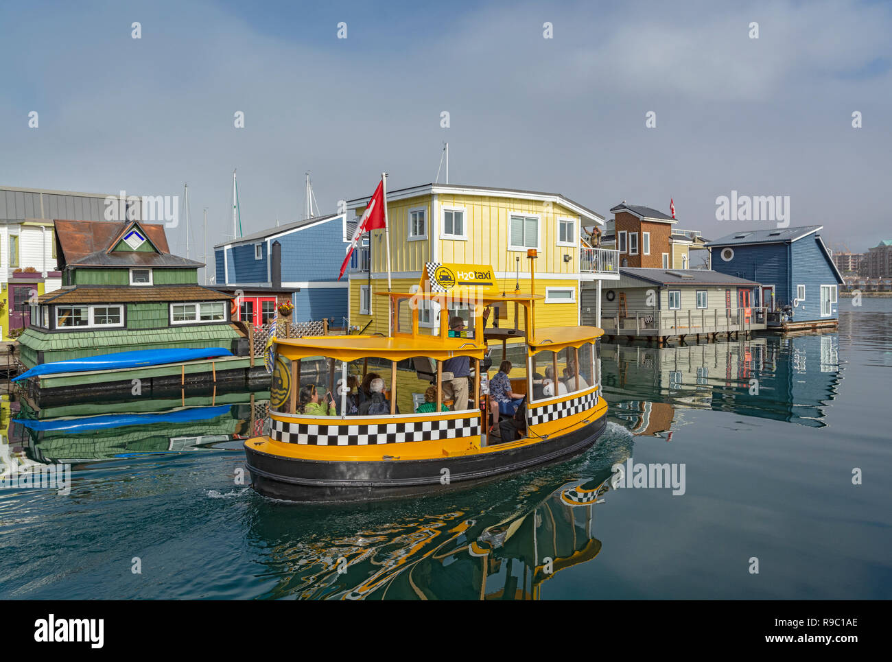 Le Canada, la Colombie-Britannique, Victoria, Fisherman's Wharf, le port ferry, taxi de l'eau passant houseboats Banque D'Images