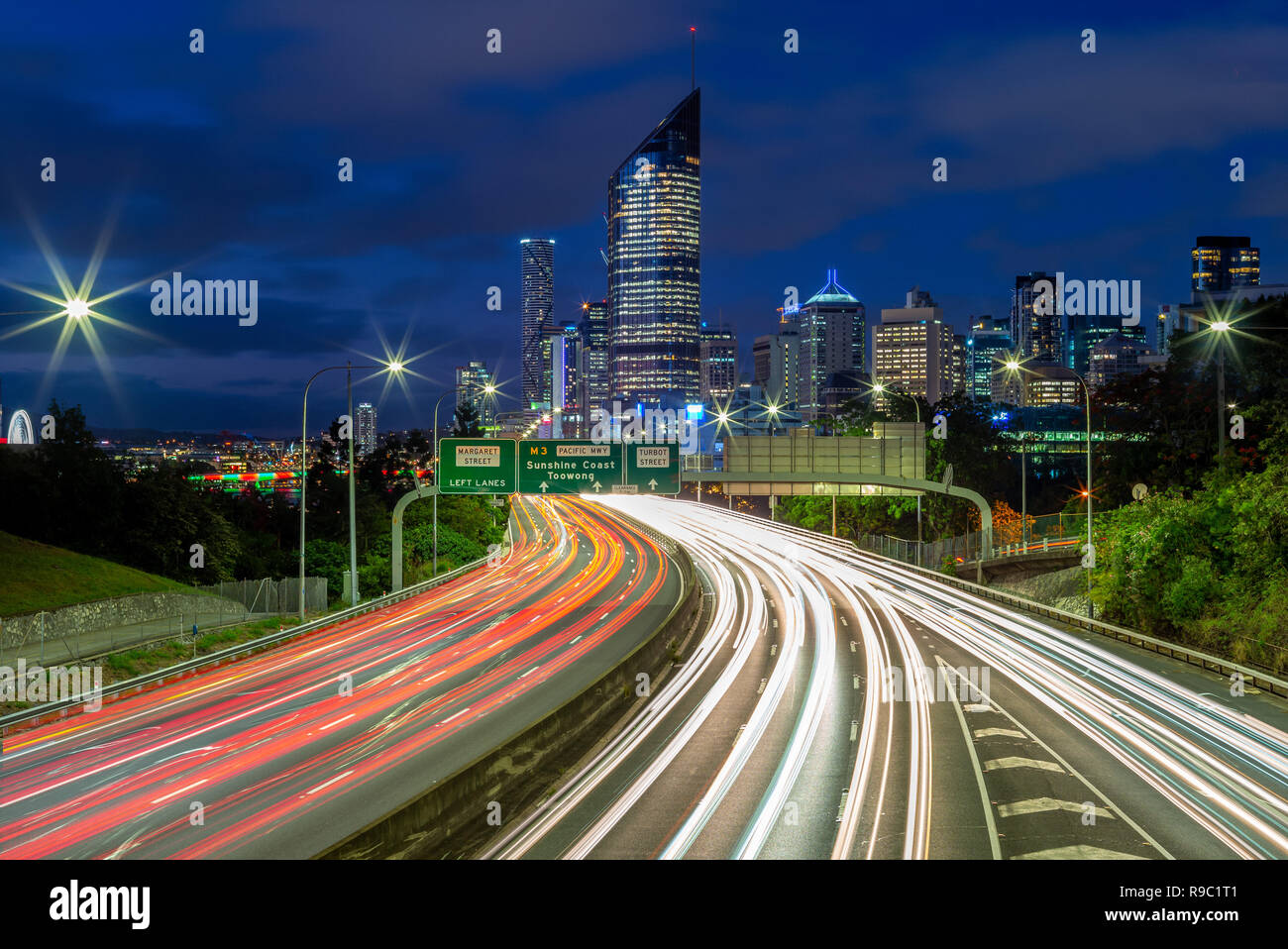Scène de nuit de Brisbane avec sentiers de la circulation Banque D'Images