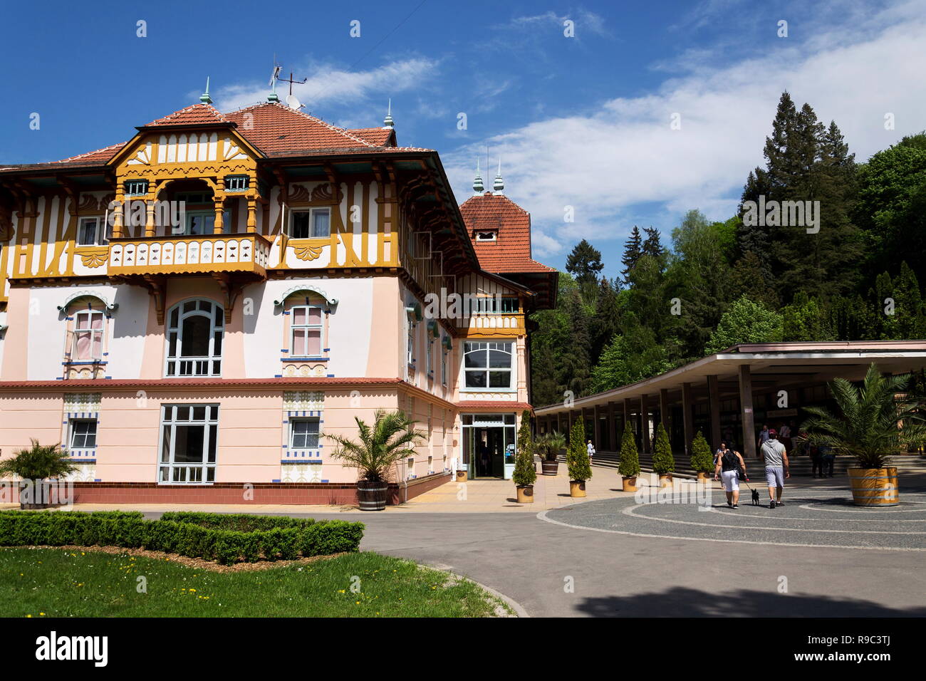 LUHACOVICE, RÉPUBLIQUE TCHÈQUE - 30 avril 2018 : les gens marchent autour de monument culturel national maison Jurkovicuv Colonadde à partir de 1902 à la ville de spa sur une Banque D'Images