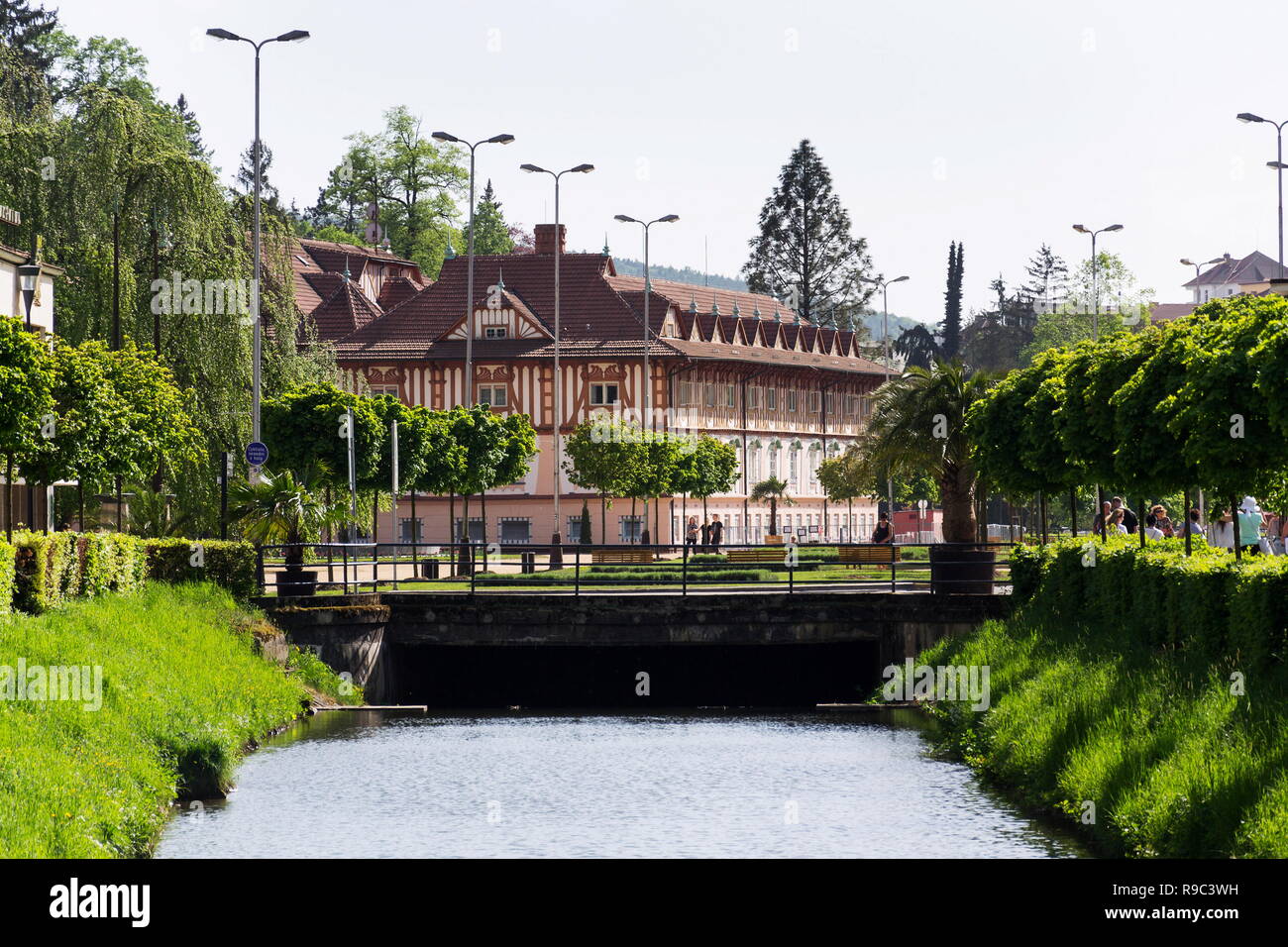 LUHACOVICE, RÉPUBLIQUE TCHÈQUE - 30 avril 2018 : les gens marchent autour de monument culturel national maison Jurkovicuv Colonadde à partir de 1902 à la ville de spa sur une Banque D'Images