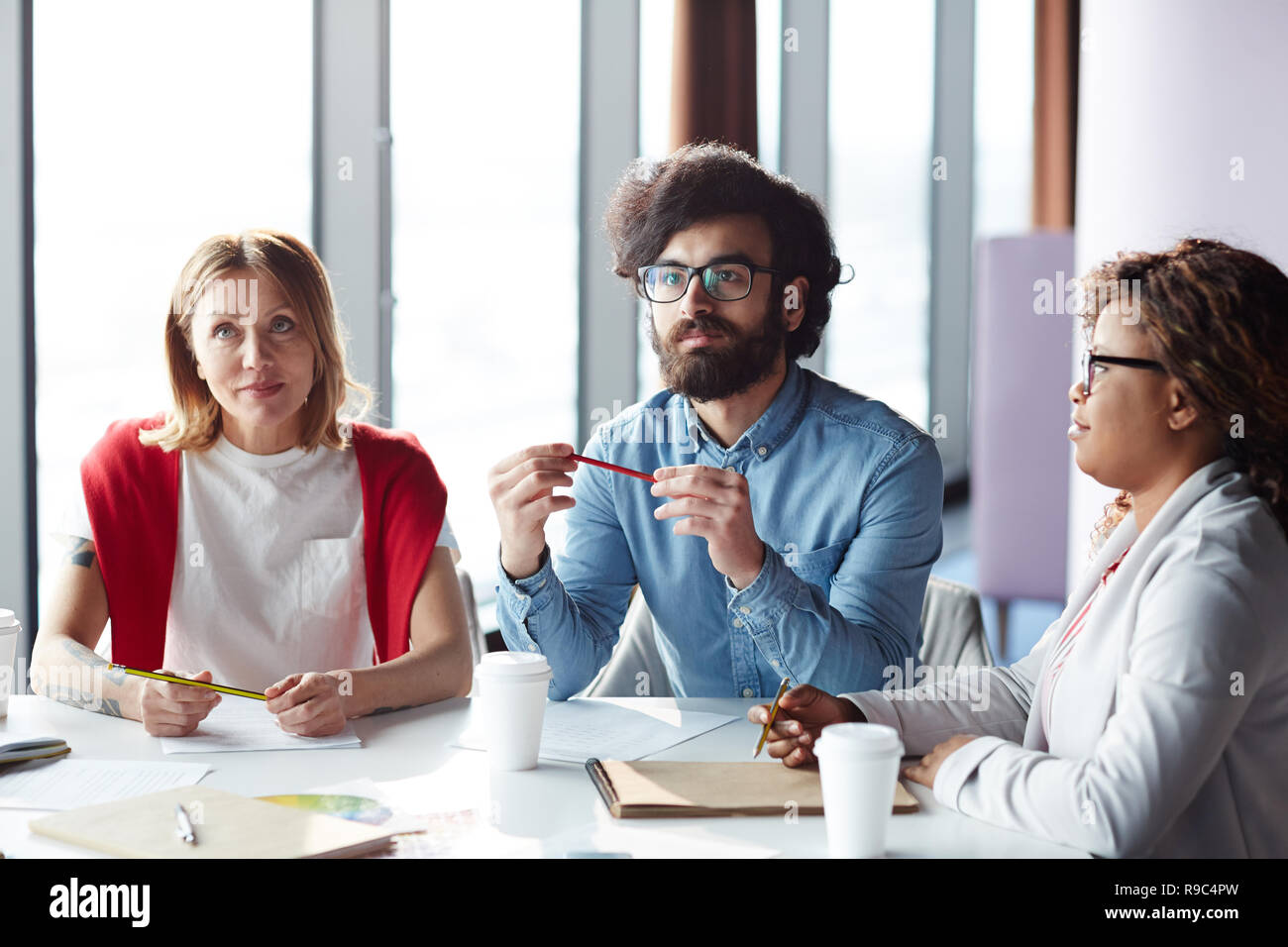 Les concepteurs de concentré à regarder la présentation à réunion Banque D'Images