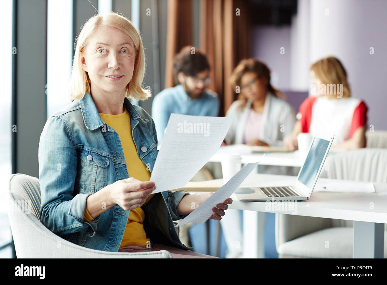 Offres d'emploi de dame souriant in cafe Banque D'Images