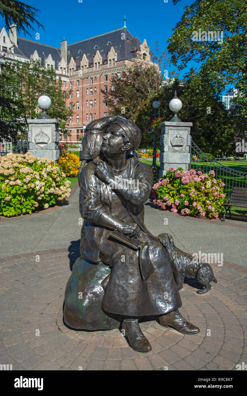 Le Canada, la Colombie-Britannique, Victoria, Emily Carr statue sur l'hôtel The Fairmont Empress Banque D'Images