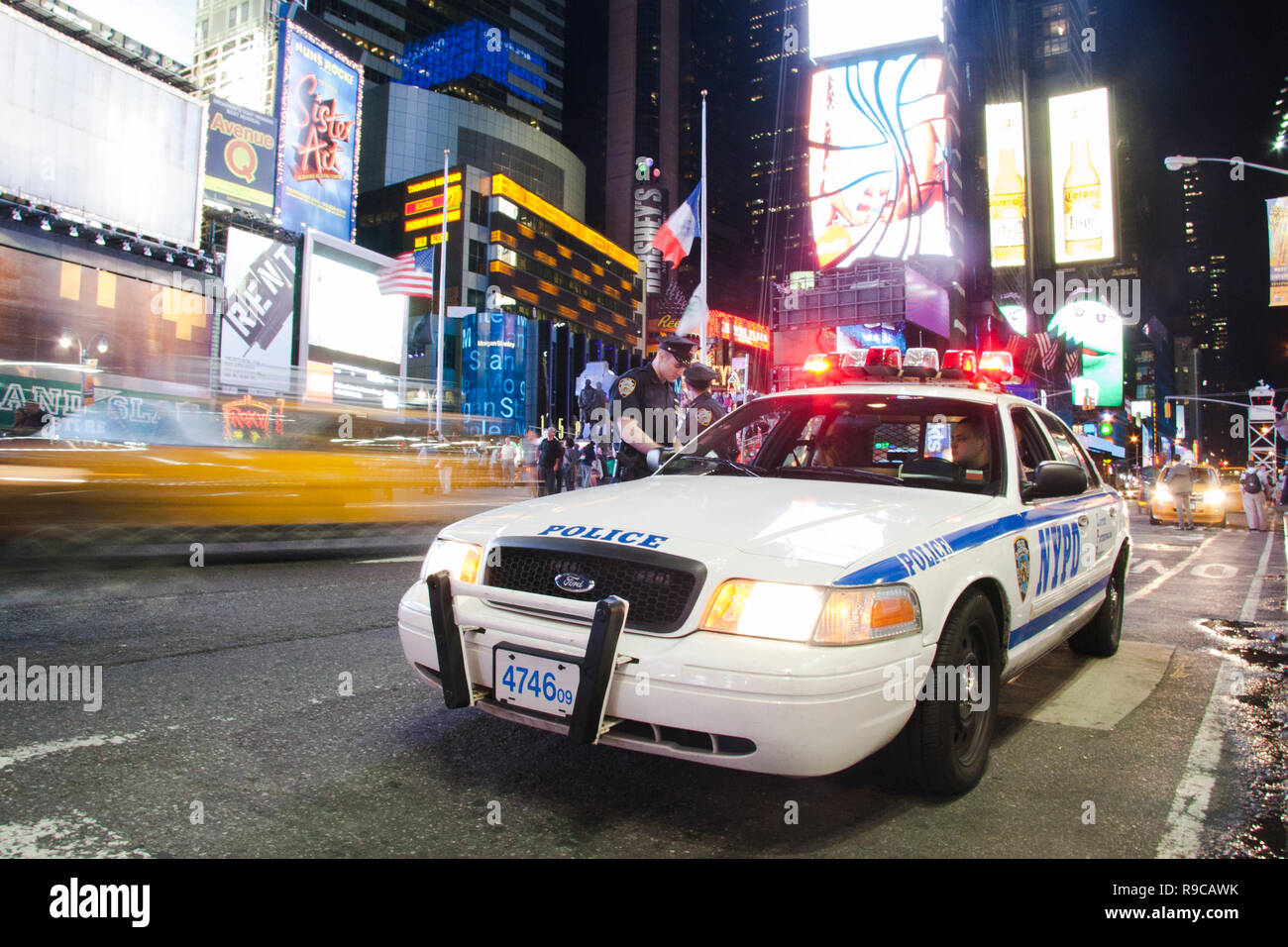 Voiture de police NYPD dans Times Square, New York City Banque D'Images