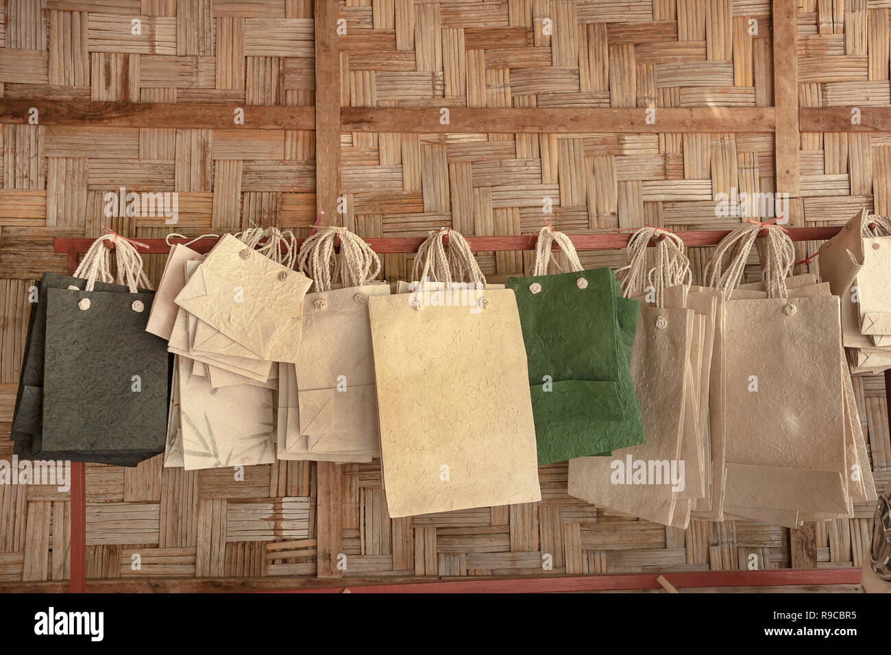 Mulberry(Asa) sac de papier fabriqué à partir de l'écorce de mûrier(Asa) un souvenir local de Luang Prabang, Laos Banque D'Images