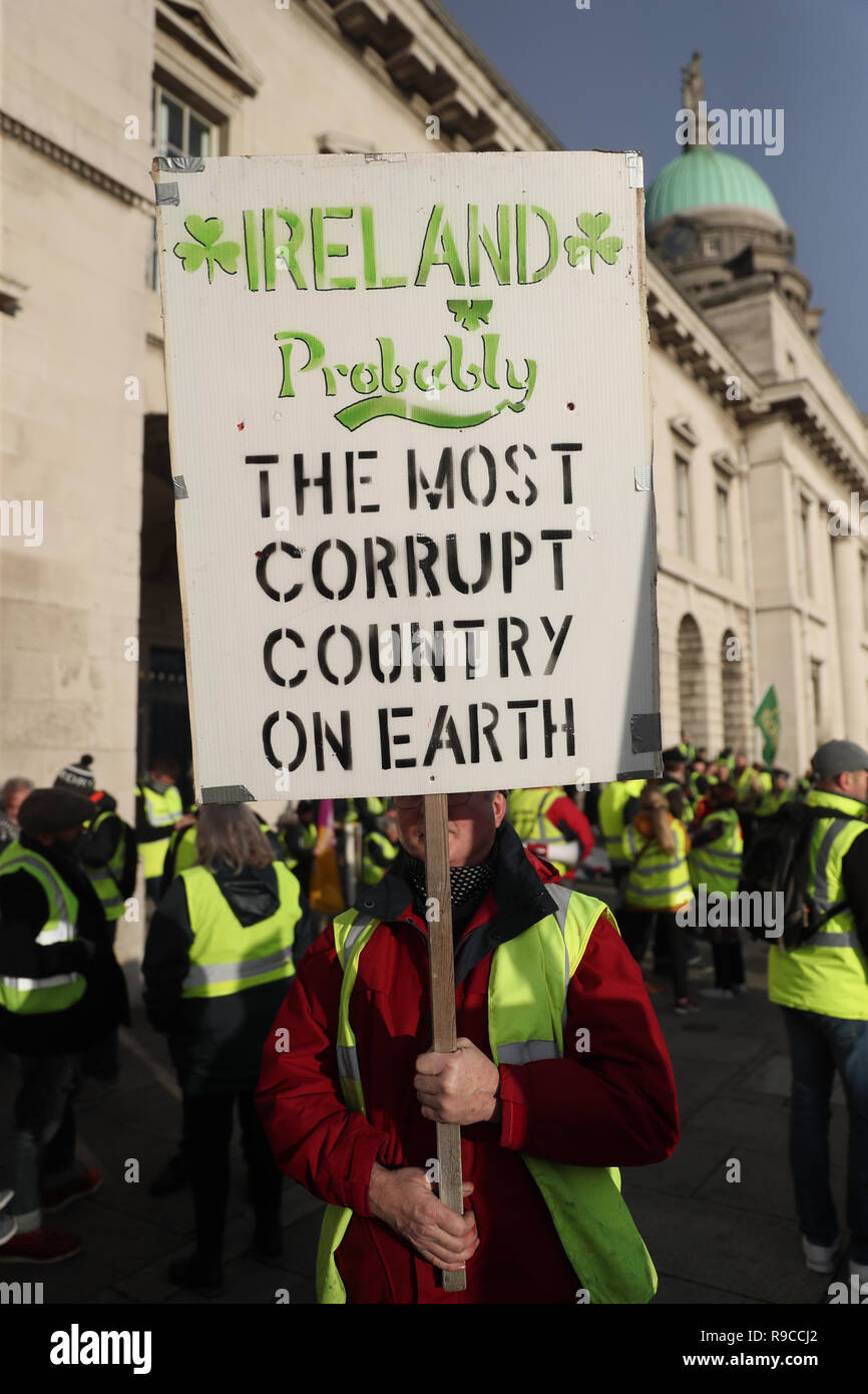 Des militants du Gilet jaune à l'extérieur de la maison d'Irlande à Dublin, lors d'une manifestation pour protester contre le gouvernement irlandais est d'enregistrer sur une gamme de questions sociales, y compris la crise du logement et les récentes expulsions. Banque D'Images