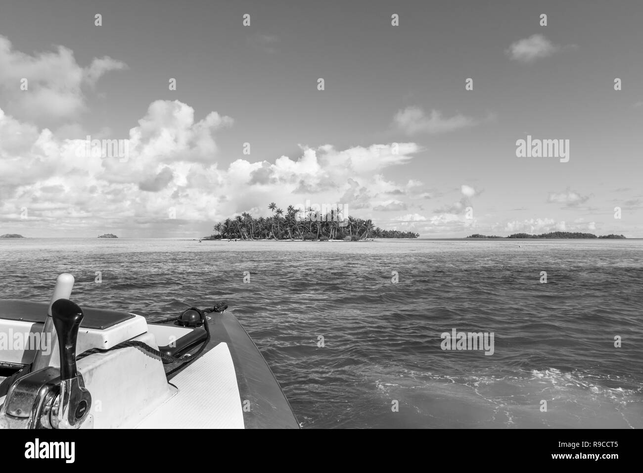 Lagon bleu d'atoll de Rangiroa, Tuamotu, Polynésie française. Banque D'Images