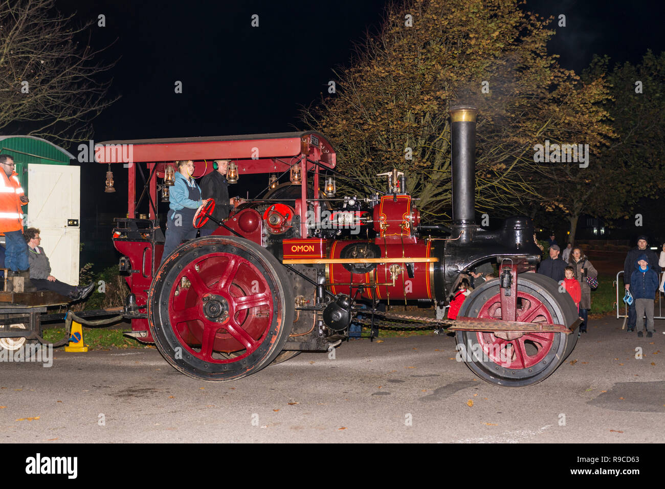 L'Omon '' (Reg No FG1191), un bain à vapeur 1926 powered by Marshall Road Roller (machine à vapeur, les Œuvres no 80608) affichés dans le cadre d'une procession de nuit au Royaume-Uni. Banque D'Images