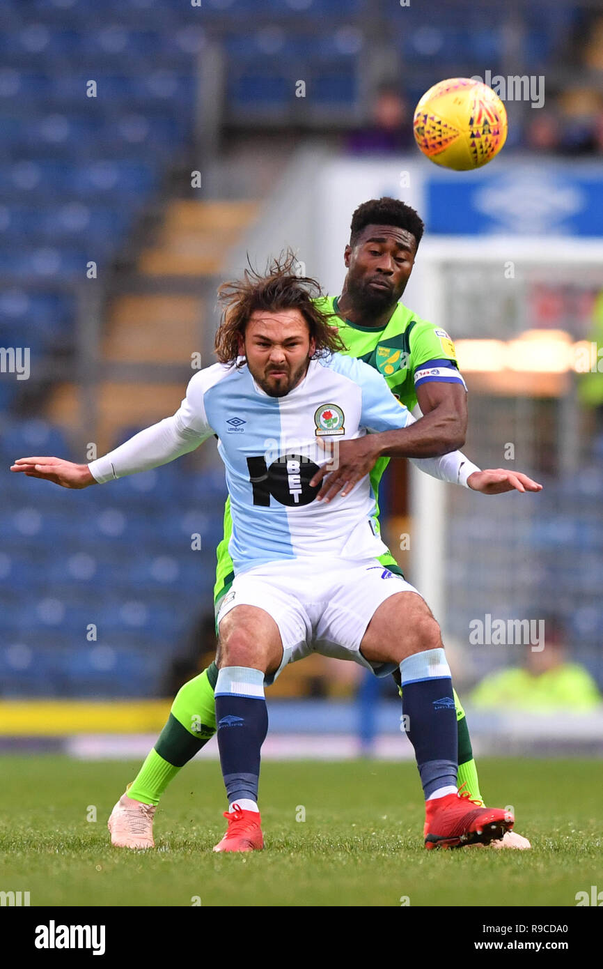 Les Blackburn Rovers' Bradley Dack (à gauche) et Norwich City's Alexander Tettey bataille pour le ballon pendant le match de championnat à Sky Bet Ewood Park, Blackburn. Banque D'Images