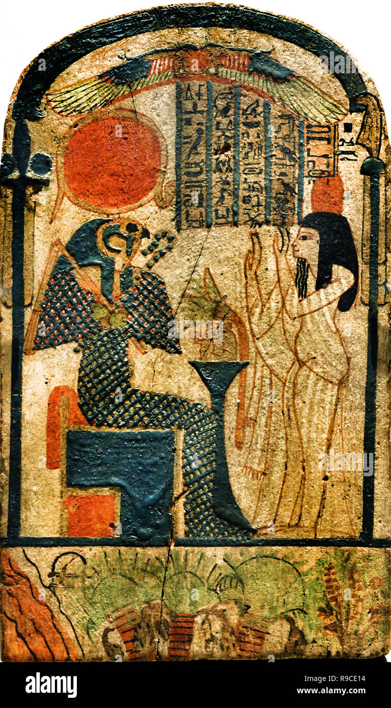 Déité égyptienne Ra-Horakhty. Re-Horachte-Atoum (stèle de la chanteuse d'Amon Nesichonsoepacherd, bois 22e dynastie (943-746 avant J.-C.) L'Égypte, l'Égyptien. Re-Horachte dieu soleil égyptien (en dehors de l'Ar), qui a émergé comme un créateur et créé à partir du chaos et a produit le premier couple divin (Sjoe et Tefnet). Banque D'Images