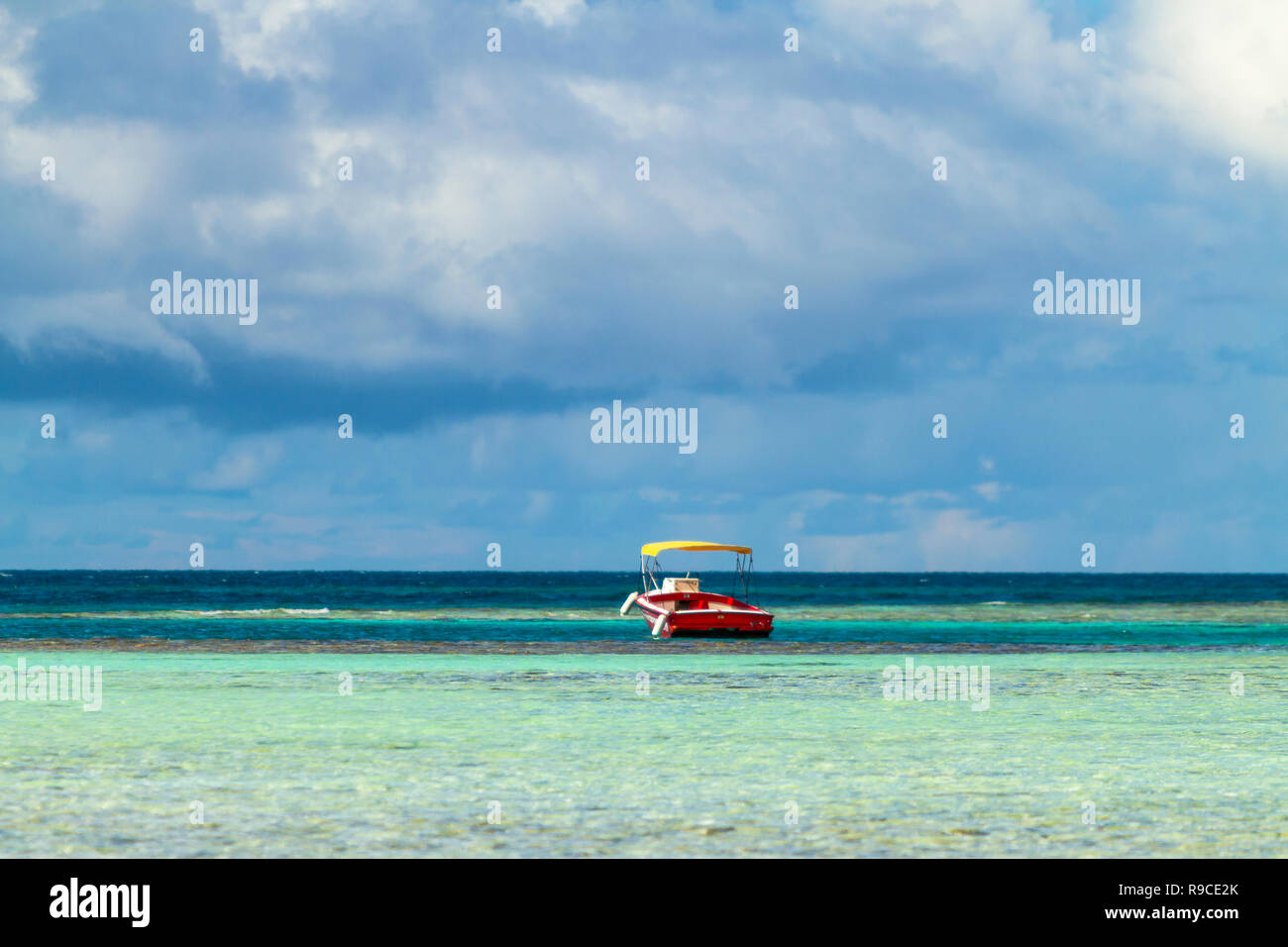 Lagon bleu d'atoll de Rangiroa, Tuamotu, Polynésie française. Banque D'Images