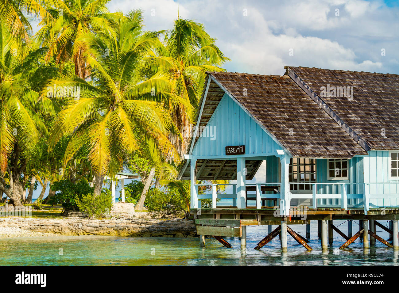 Lagon bleu d'atoll de Rangiroa, Tuamotu, Polynésie française. Banque D'Images