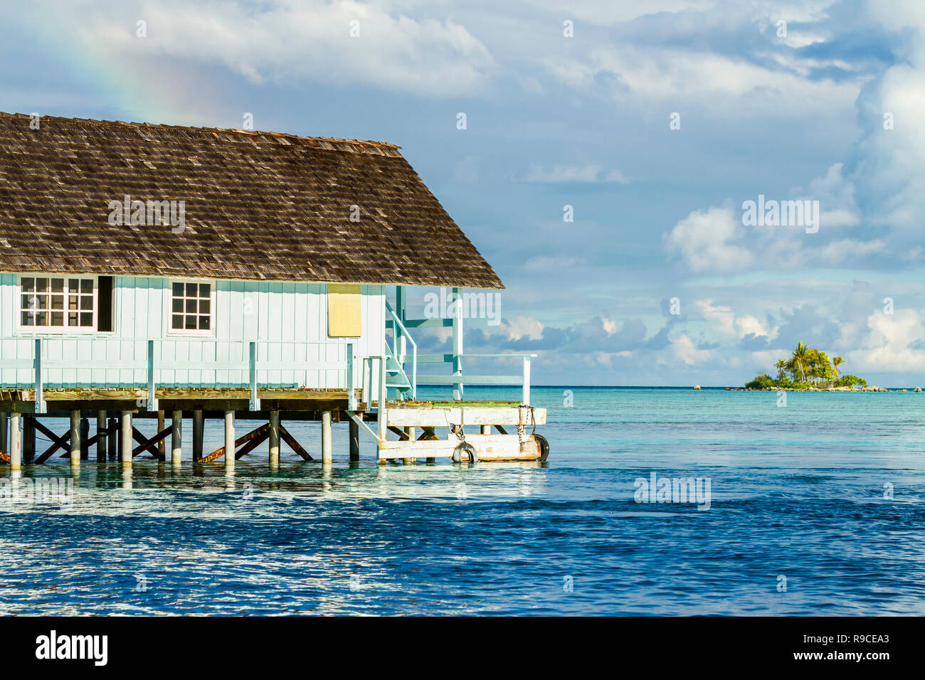 Lagon bleu d'atoll de Rangiroa, Tuamotu, Polynésie française. Banque D'Images