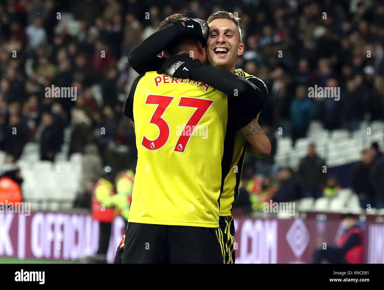 Gerard Deulofeu de Watford (à droite) célèbre marquant son deuxième but de côtés du jeu avec Roberto Pereyra au cours de la Premier League match au stade de Londres. Banque D'Images