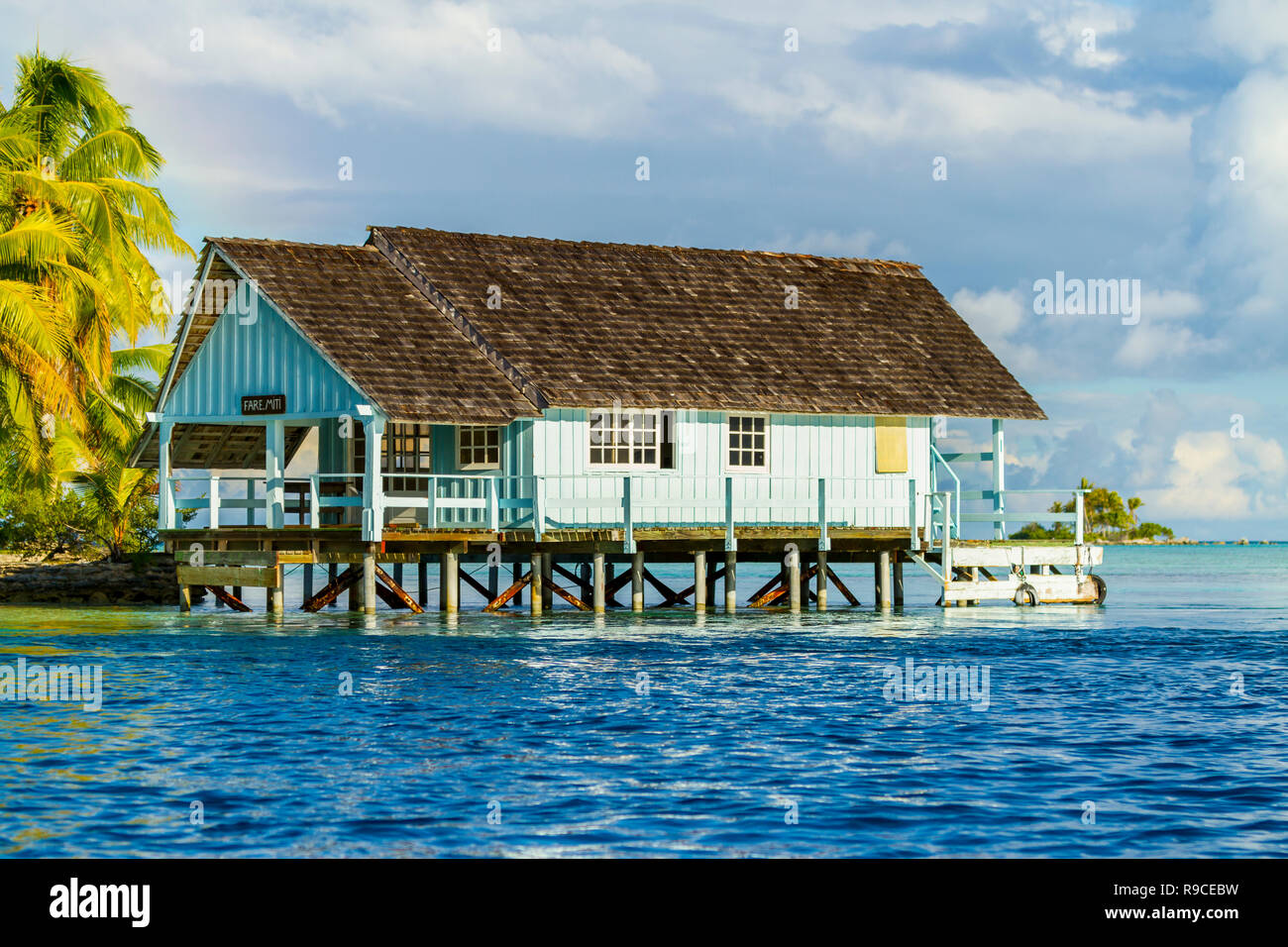 Lagon bleu d'atoll de Rangiroa, Tuamotu, Polynésie française. Banque D'Images