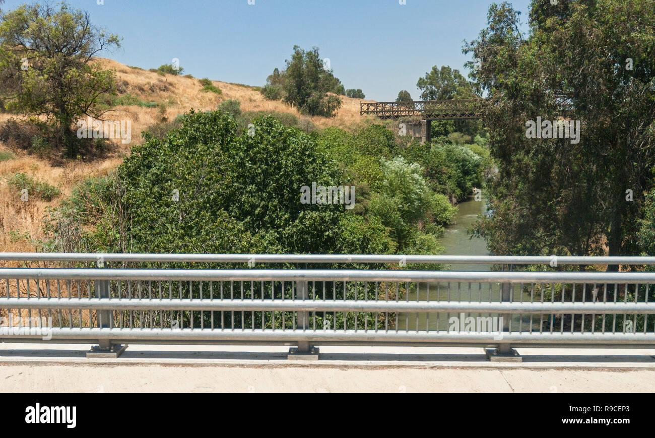 Une vue sur le fleuve de la Jordanie de la célèbre fille de Jacob pont entre les hauteurs du Golan et la Haute Galilée en Israël Banque D'Images