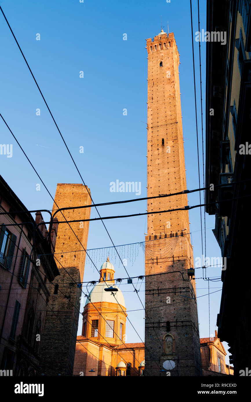 Toits de Bologne, Tours Asinelli et Garisenda, Emilie Romagne, Italie Banque D'Images