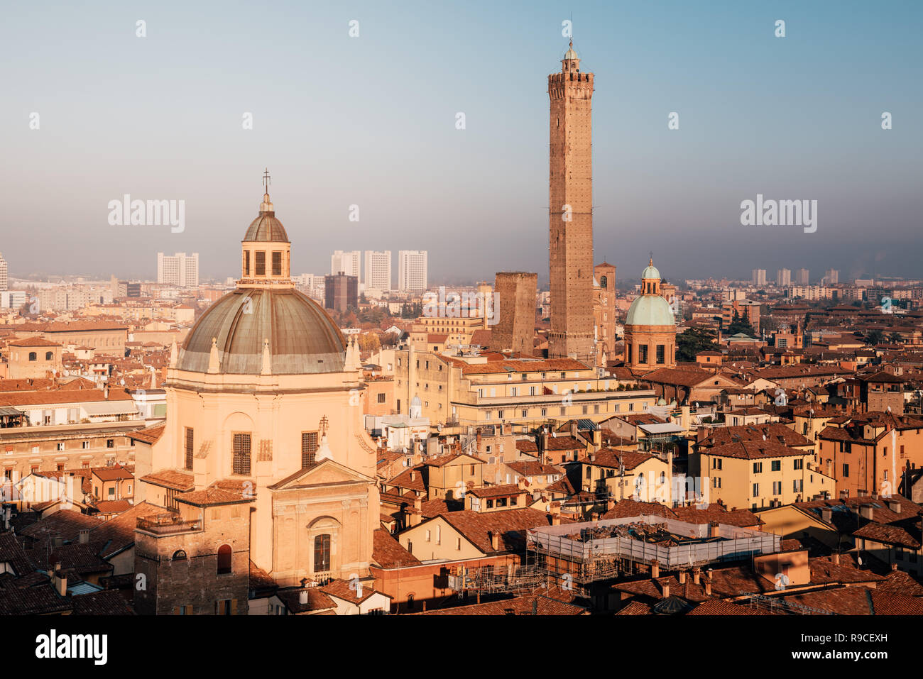Toits de Bologne, Tours Asinelli et Garisenda, Emilie Romagne, Italie Banque D'Images