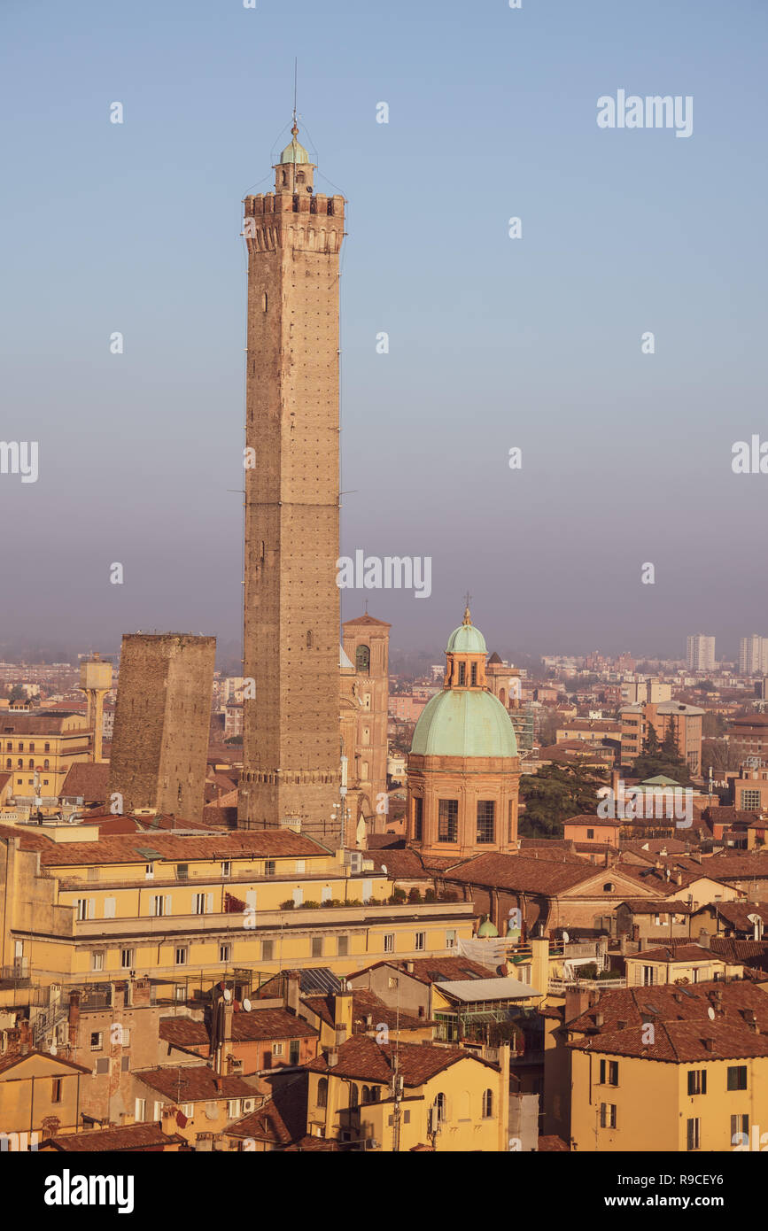 Toits de Bologne, Tours Asinelli et Garisenda, Emilie Romagne, Italie Banque D'Images