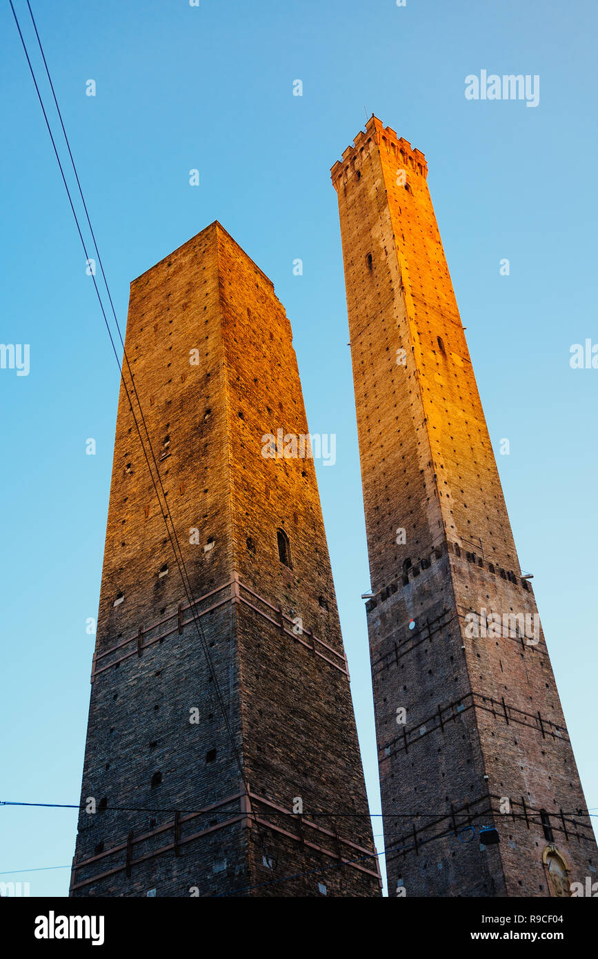 Toits de Bologne, Tours Asinelli et Garisenda, Emilie Romagne, Italie Banque D'Images
