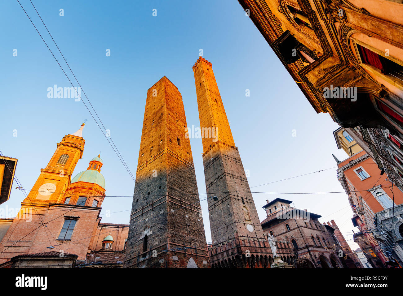 Toits de Bologne, Tours Asinelli et Garisenda, Emilie Romagne, Italie Banque D'Images
