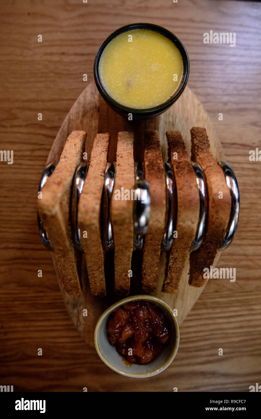 Toast dans un rack avec dips Banque D'Images