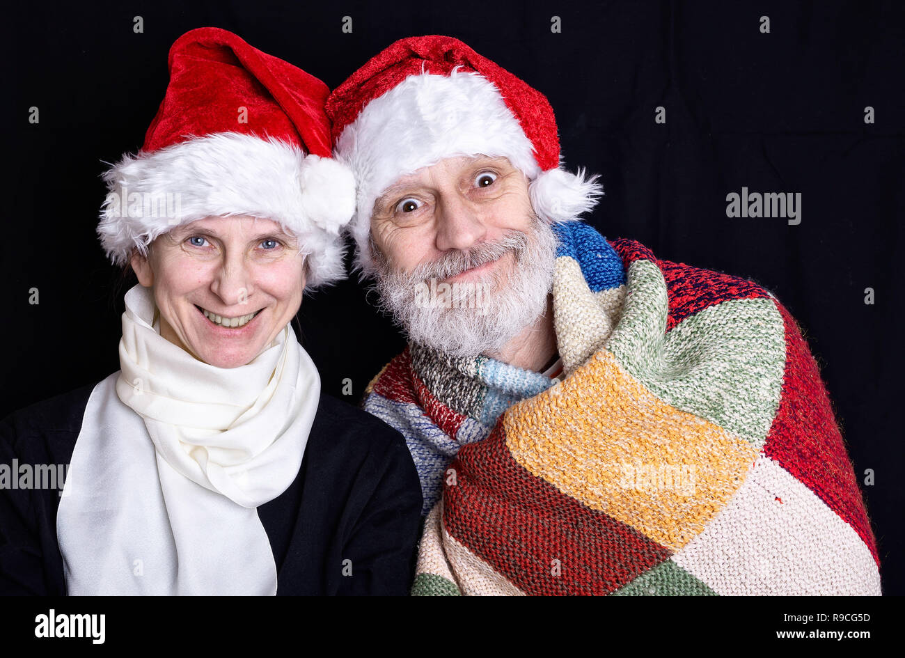 Portrait d'un homme adulte avec barbe blanche et une femme déguisée en père Noël pour les vacances de Noël Banque D'Images