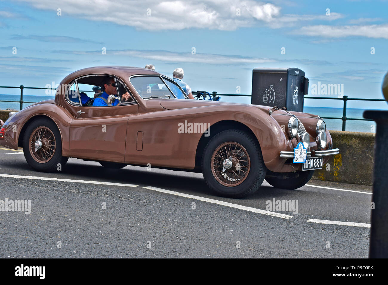 Un classique Jaguar XK120 Sports voiture conduit le long de l'esplanade à Sidmouth, tout en prenant part à la ronde Bretagne Côte 12-29juin 2017. Banque D'Images