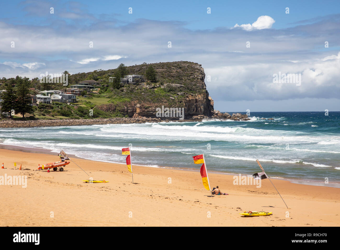 Nagez entre les drapeaux, les drapeaux rouges et jaunes de sauvetage de surf sur la plage Avalon à Sydney, en Australie Banque D'Images