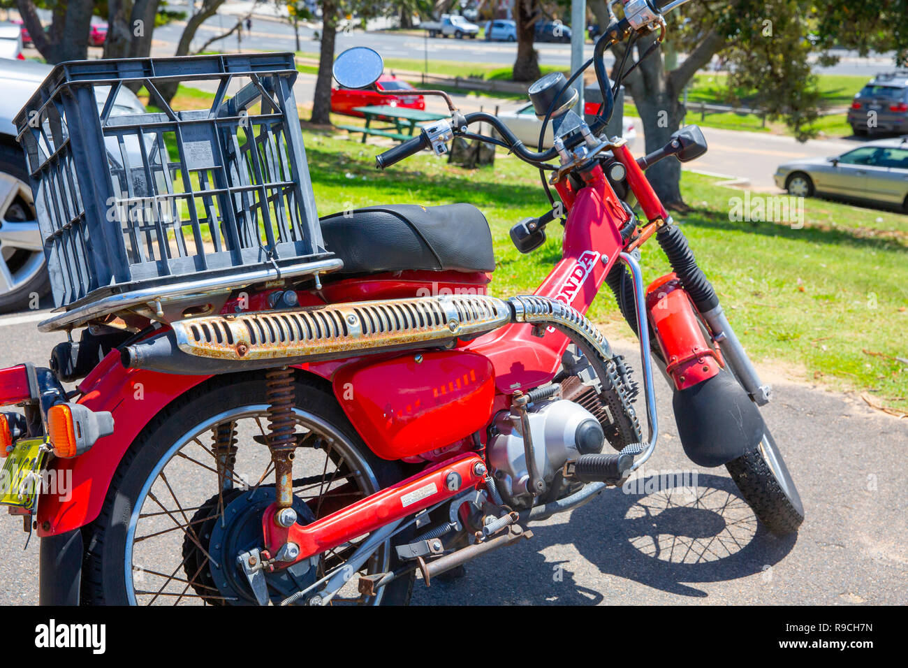 Moto Honda CT110, utilisé par l'Australia Post comme l'postie bike pour la  livraison du courrier,Sydney, Australie Photo Stock - Alamy