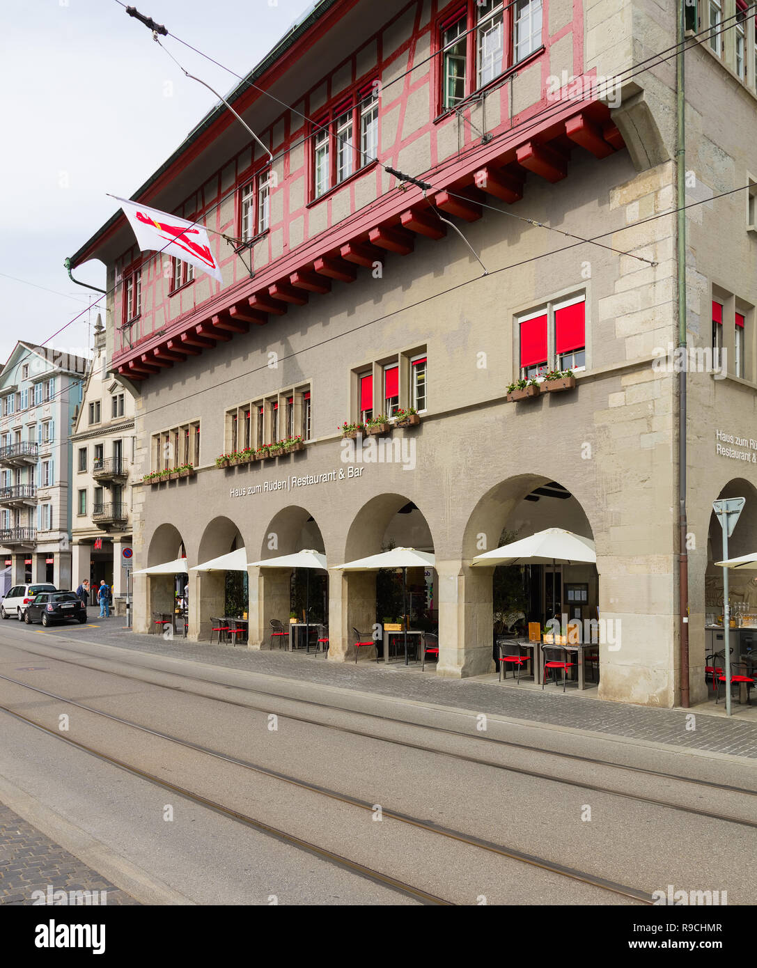Zurich, Suisse - 25 mai 2016 : voir le long Limmatquai quay dans la ville de Zurich. Zurich est la plus grande ville de Suisse et le capital de la Banque D'Images
